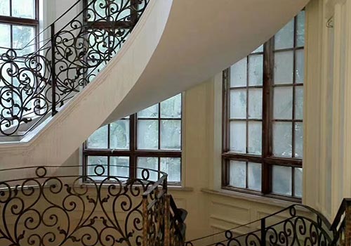 怀柔别墅装修黑色铁艺旋转楼梯定制设计案例
