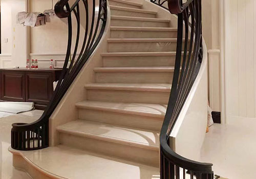 怀柔别墅室内异形黑色铁艺楼梯扶手设计装修效果图