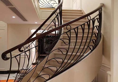 独栋别墅室内异形铁艺楼梯扶手定制设计装修效果图